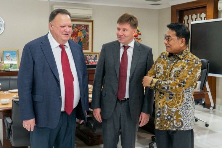 Kepala Staf Kepala Staf Kepresidenan (KSP) Moeldoko saat bertemu dengan Direktur Jenderal Irkut Corporation, Andrey Boginskiy di Gedung Bina Graha, Jakarta, Kamis (3/11/2022).