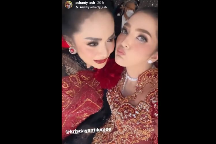 Ashanty dan Krisdayanti berpose bersama di tengah acara pernikahan Aurel dam Atta.