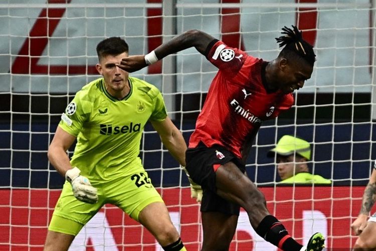 Rafael Leao berusaha menuntaskan peluang dalam laga Grup F Liga Champions 2023-2024 antara Milan vs Newcastle di Stadion San Siro, 19 September 2023. (Photo by GABRIEL BOUYS / AFP)