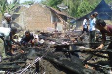 Warga Padamkan Rumah Terbakar Pakai Pohon Pisang