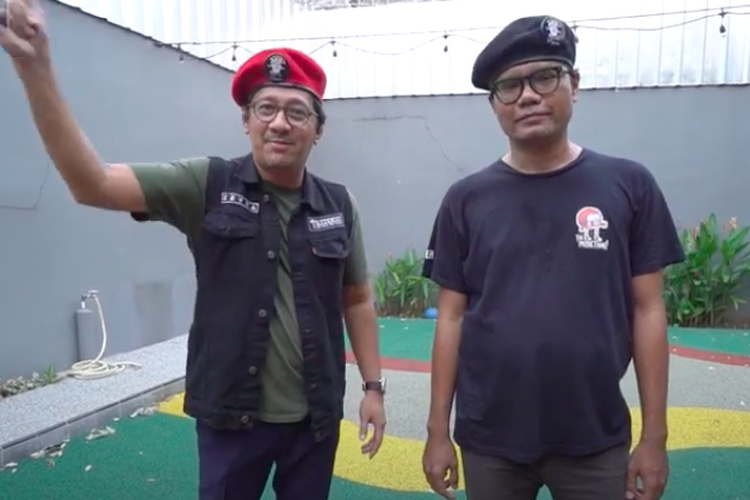 Andre Taulany saat menyambangi rumah Soleh Solihun