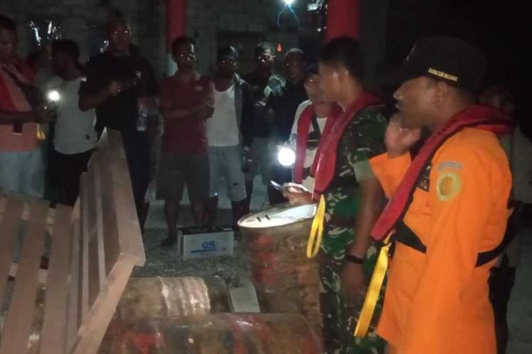 Delapan drum avtur milik kapal Panji Saputra yang hilang kontak ditemukan dan diamankan tim SAR dan TNI di Pulau Tayando, Maluku Tenggara, Selasa malam (21/1/2020)