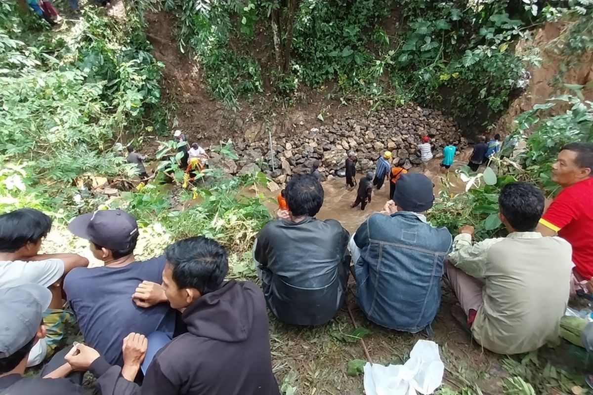 Tim gabungan pencarian masih menyusuri sungai mencari korban yang hilang akibat motor dan pengendaranya hanyut ke sungai usai terbawa ambruk jembatan desa di Cibalong Kabupaten Tasikmalaya, Jawa Barat, Selasa (15/11/2022).