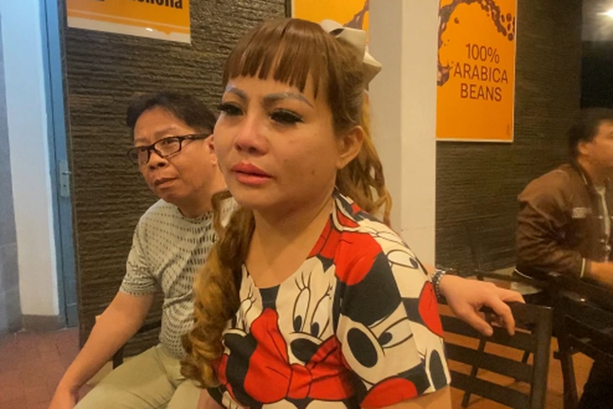 Pengusaha yang laporkan Armuji, Jan Hwa Diana, Sabtu (12/4/2025).(KOMPAS.com/ANDHI DWI)