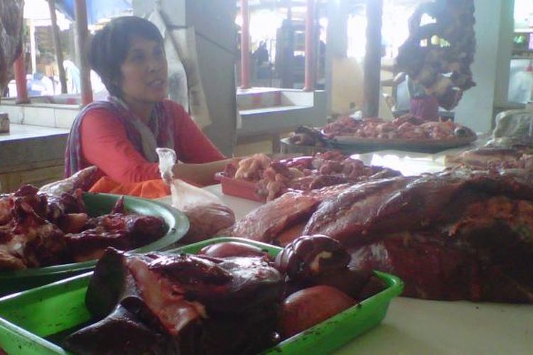 Pedagang daging sapi di Pasar Rejowinangun Kota Magelang Jawa Tengah, Senin (10/8/2015).