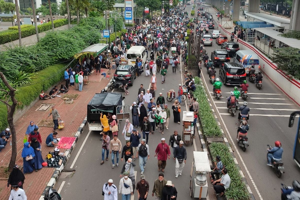 Massa aksi Front Persaudaraan Islam (FPI) dan Persaudaraan Alumni (PA) 212 yang berunjuk rasa di depan Kedubes India, Jakarta Selatan, mulai membubarkan diri, Jumat (17/6/2022), sekitar pukul 17.04 WIB.