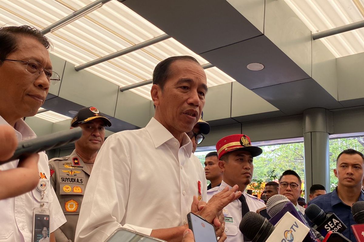 Presiden Joko Widodo usai meninjau Stasiun Pasar Senen, Jakarta Pusat, Senin (8/4/2024). 