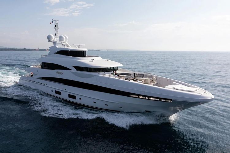 Superyacht MySky yang terkait dengan miliarder Rusia yang terkena sanksi, Igor Kesaev, dijual seharga 29,5 juta euro (Rp 444,39 miliar). MySky dibangun oleh Heesen, perusahaan berbasis di Belanda, dan rampung pada 2014.