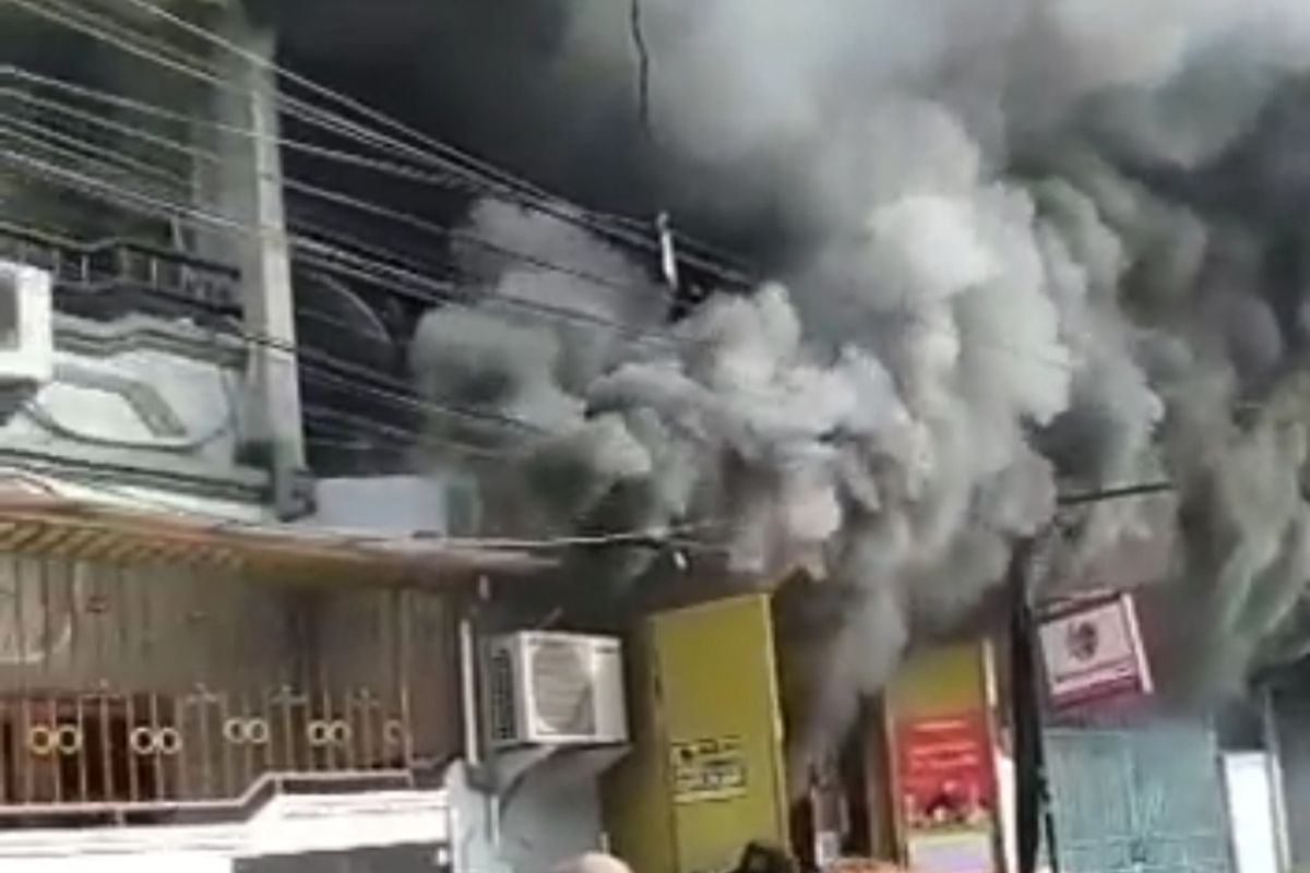 Kebakaran melanda sebuah rumah tinggal yang dijadikan toko ekspedisi di Jalan Krendang Selatan, Krendang, Tambora, Jakarta Barat, Selasa (7/6/2022). 