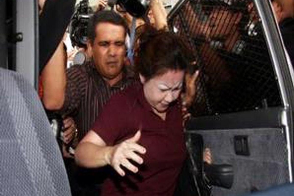 Artalyta Suryani terus menunduk dan bungkam usai diperiksa Komisi Pemberantasan Korupsi di Jakarta, Kamis (6/3). Dia merupakan tersangka kasus penyuapan jaksa Urip Tri Gunawan.