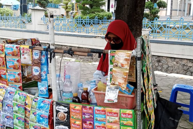 Sulviana (57), Sedang Melayani Pembeli di Depan Masjid Agung Al-Akbar, Surabaya, Selasa (28/1/2025)