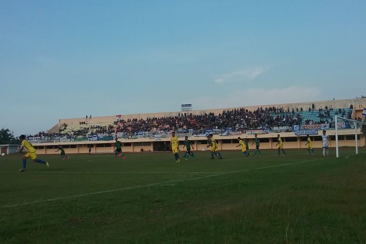 Persik Kendal (Hijau) saat menghadapi PSIM Yogjakarta. Kompas.com/Slamet Priyatin