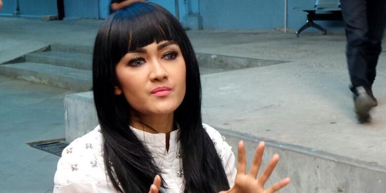 Julia Perez diwawancara oleh para wartawan sesudah mengisi acara di Studio Trans TV, kawasan Tendean, Jakarta Selatan, pada Kamis (22/9/2016).