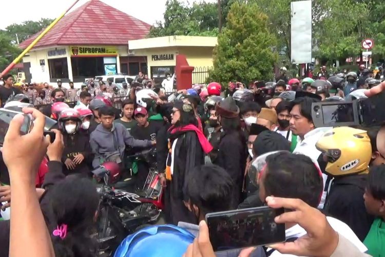 Ratusan anggota Pencak Silat Nahdlatul Ulama (PSNU) Pagar Nusa menggeruduk Mapolres Grobogan meminta beberapa rekannya yang terlibat kasus dugaan perkelahian untuk dibebaskan, Senin (29/11/2021) siang.