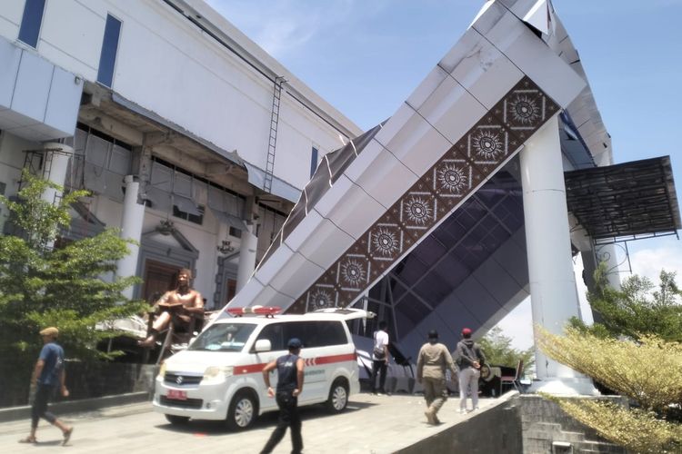 Atap Teras Gedung KPT Pemkab Brebes Ambruk, Sejumlah Pekerja Jadi Korban