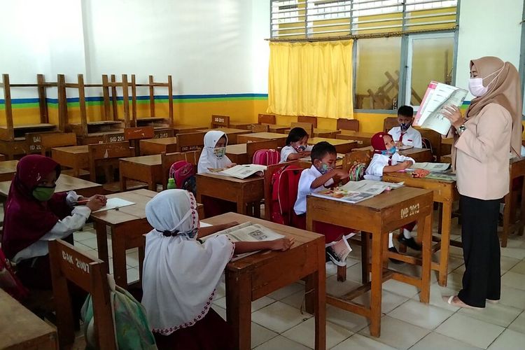 Murid SD Negeri Wangkanapi Baubau, mulai belajar tatap muka di sekolah, Senin (23/8/2021)