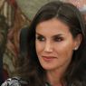Cantiknya Ratu Letizia dengan Gaun Bermotif Kulit Ular...