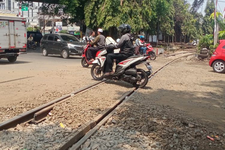 KAI Daop 8 Surabaya sedang melakukan penggantian bantalan rel Kereta Api di Jalan Sartono S.H dan Jalan Prof Moch Yamin, Kota Malang, Jawa Timur. 