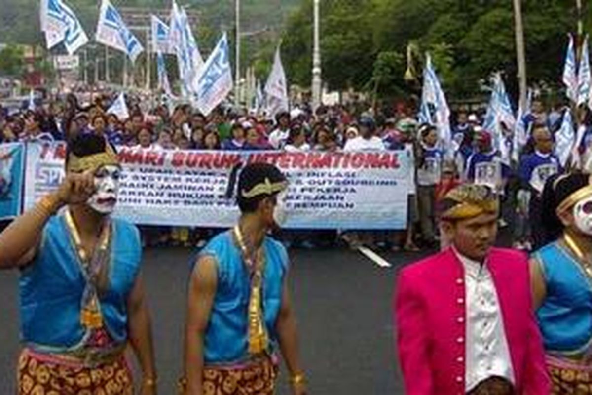 Punakawan membuka jalan bagi para buruh yang memperingati Hari Buruh Internasional Minggu, 1 Mei 2011, di Jalan Pahlawan, Semarang.