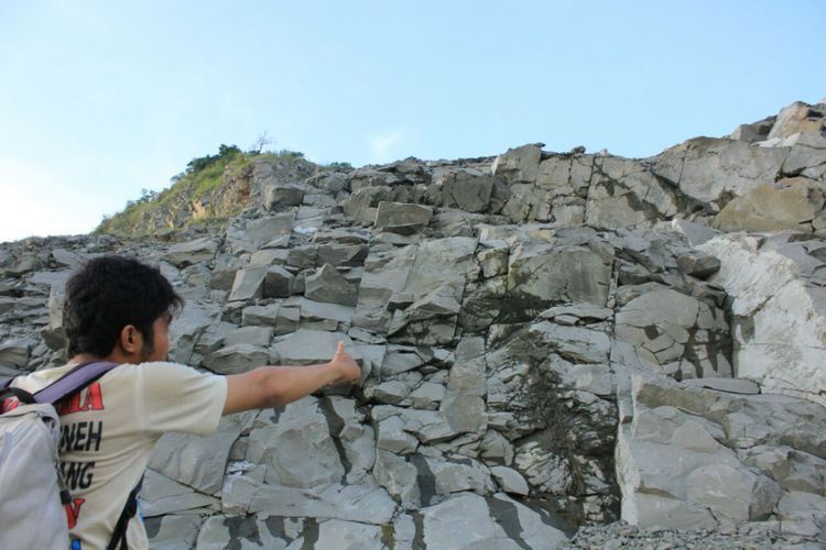 Salah seorang warga menunjukkan lokasi penambangan batu andesit di Gunung Sirnalanggeng.