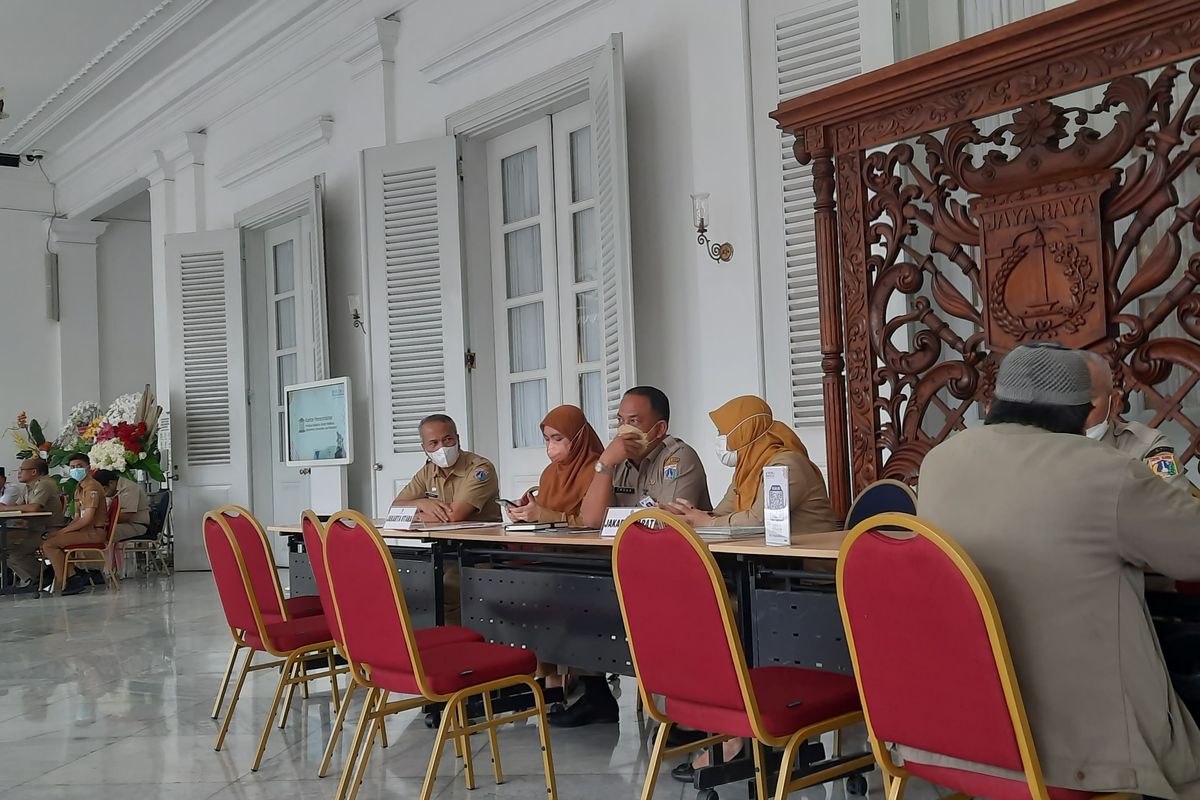 Warga mulai mendatangi posko pengaduan masyarakat secara langsung di Balai Kota DKI Jakarta, Gambir, Jakarta Pusat, Selasa (18/10/2022) pagi.