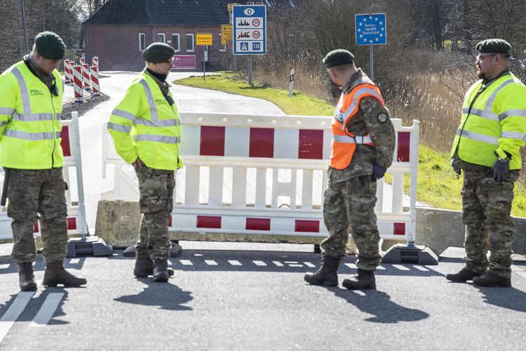 Petugas menjaga perbatasan di Aventoft, Jerman, dekat Tonder, Denmark, pada 14 Maret 2020.