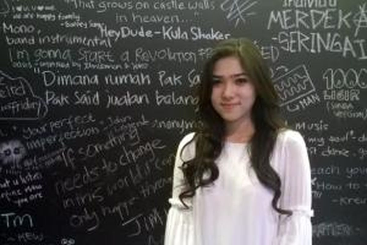 Vokalis dan penulis lagu Isyana Sarasvati berpose sebelum tampil dalam acara buka bersama Guvera dan Sony Music di Graha Tirtadi, Senopati, Jakarta Selatan, Jumat (10/7/2015).