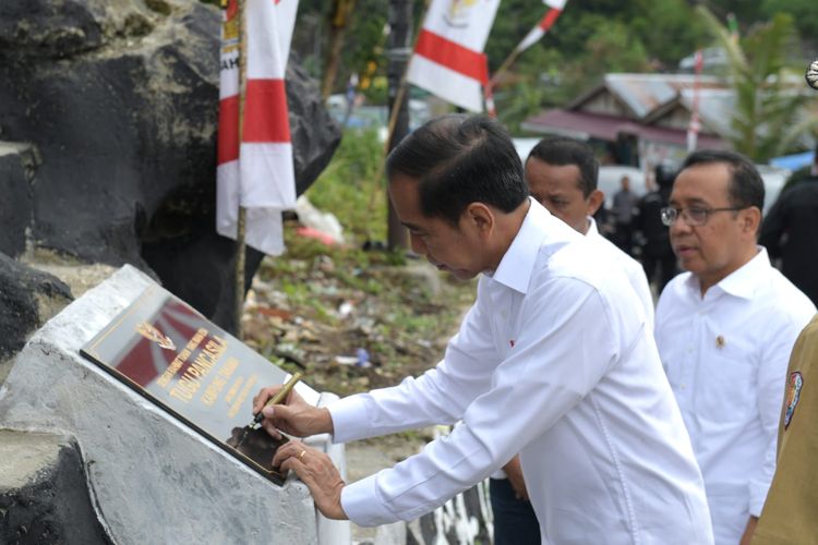 Presiden Joko Widodo mengunjungi Tugu Pancasila Kampung Tanama, Kabupaten Fakfak, Provinsi Papua Barat. Presiden Jokowi tiba di Tugu Pancasila Kampung Tanama pada Jumat (24/11/2023) sekitar pukul 06.50 WIT. 