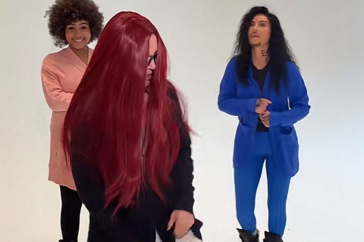 Gaya selebritas di Halloween 2025 jadi sorotan, dari Megan Thee Stallion penyihir hingga Victoria Justice pengantin zombie yang spooky chic.
