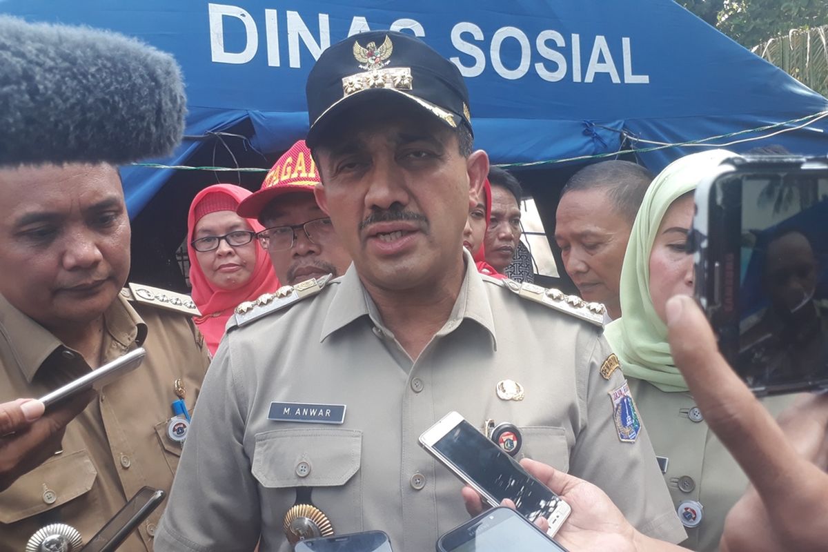 Wali Kota Jakarta Timur M Anwar usai meninjau posko pengungsian korban kebakaran di Halaman SDN Bidara Cina 03 Pagi, Jatinegara, Jakarta Timur, Selasa (22/10/2019).