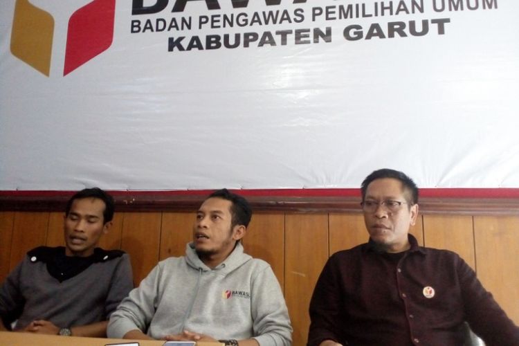 Komisioner Bawaslu Garut dari kiri ke kanan Kim Imron, Ahmad Nurul Syahid dan Asep Burhanuddin saat memberikan keterangan pers, Rabu (3/4/2019) 