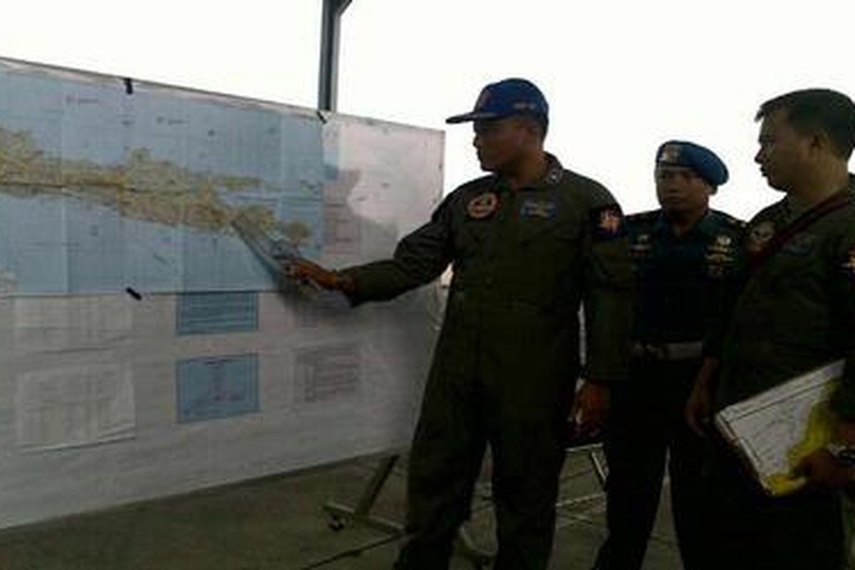 Mayor Andri Wahyudi, pilot pesat Casa N 212 nomor lambung U 612, menjelaskan rute pencarian imigran korban kapal tenggelam, Kamis (22/12/2011) di Pangkalan Udara TNI AL Juanda, Surabaya.  