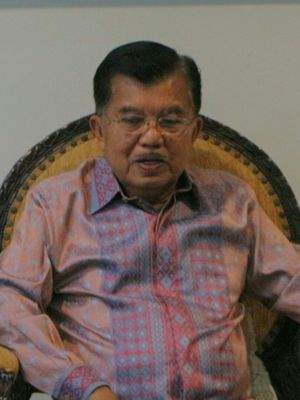 Wapres Jusuf Kalla saat diwawancarai awak media di kantornya