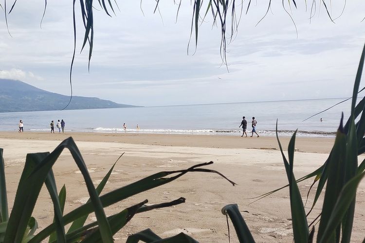 Wisatawan lokal dari Kabupaten Ngada dan Manggarai Timur, Nusa Tenggara Timur berwisata di Pantai Mbolata, Kelurahan Watunggene, Kecamatan Kota Komba, Senin, (26/12/2022) di hari Libur Natal. (KOMPAS.com/MARKUS.MAKUR)