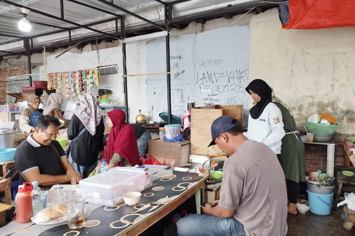 Suasana warung Dina yang terletak di Pasar Tasik, Cideng Timur, Jakarta Pusat, pada Kamis (2/3/2023). (KOMPAS.com/XENA OLIVIA)