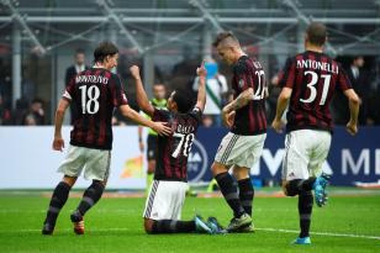 Penyerang AC Milan, Carlos Bacca, berselebrasi seusai mencetak gol ke gawang Sassuolo, pada pertandingan lanjutan Serie-A, Minggu (25/10/2015). 