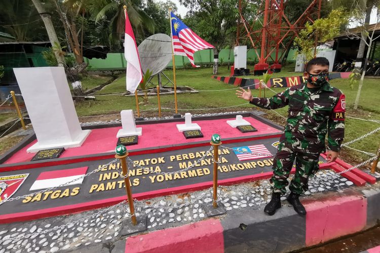 Papen Satgas Pamtas RI Malaysia Letda Shobirin menjelaskan jenis patok perbatasan RI Malaysia. Miniatur patok perbatasan dibangun di Makotis Satgas Pamtas dan terbuka untuk umum sebagai salah satu spot swa foto