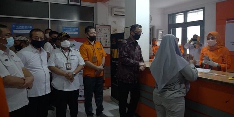 Pencairan BST di Kantor Pos Kota Bandung, Rabu (5/8/2020).