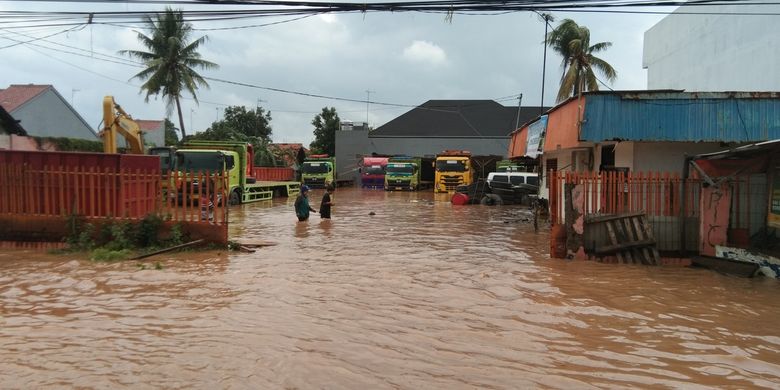 Banjir menggenangi Jalan Ahmad Yani, Dusun Pajaten, Desa Dawuhan Tengah, Kecamatan Cikampek, Karawang, Minggu (7/2/2021). Akibatnya sejumlah kendaraan mogok dan terjadi kemacetan panjang.