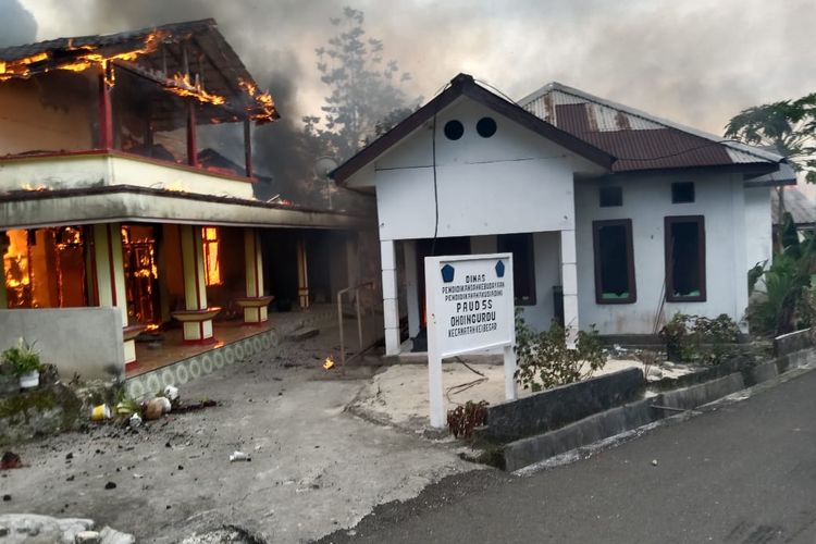 Sejumlah rumah warga di desa Elat kecamatan Kei Besar, kabupaten Maluku Tenggara, hangus dibakar massa, Sabtu (12/11/2022)