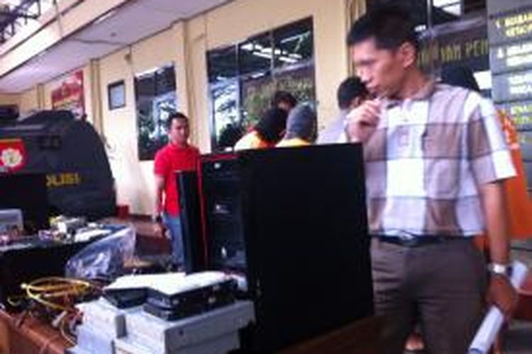 Puluhan barang bukti bagian unit komputer hasil curian di sekolah bersama dua pelaku jaringan pencuri spesialisasi komputer sekolah diamankan di Mako Polres Tasikmalaya Kota, Jawa Barat, Selasa (19/5/2015).