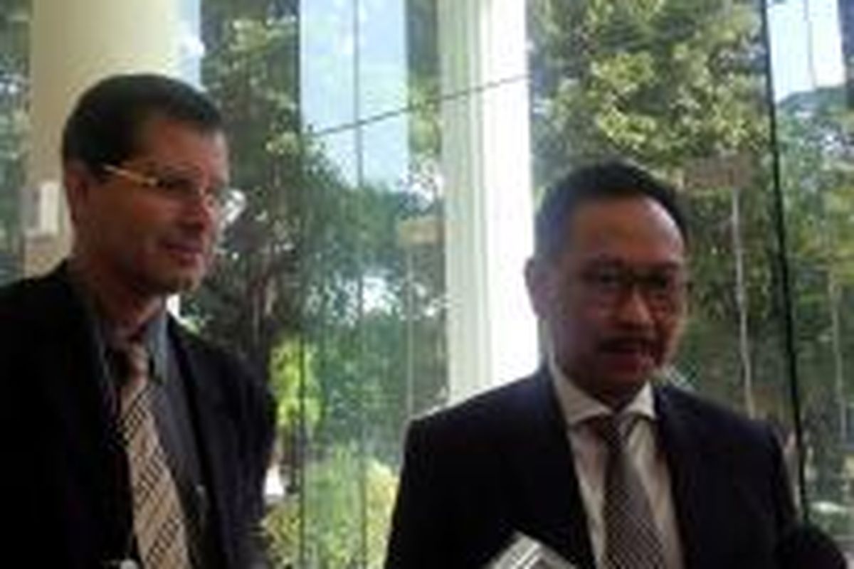 Wakil Presiden ADB Bambang Susantono (kanan) di Kantor Wakil Presiden Jakarta, Kamis (3/9/2015).
