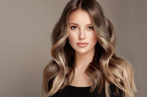 6 Cara Mendapatkan Rambut Berkilau Menurut Hairstylists