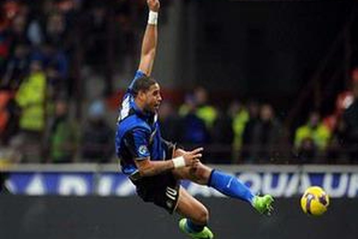 Adriano melepaskan tendangan voli untuk mencetak gol bagi Inter Milan.