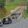 Masih Ada Saja Pengendara Motor Bandel yang Parkir di Jalur Penyelamat