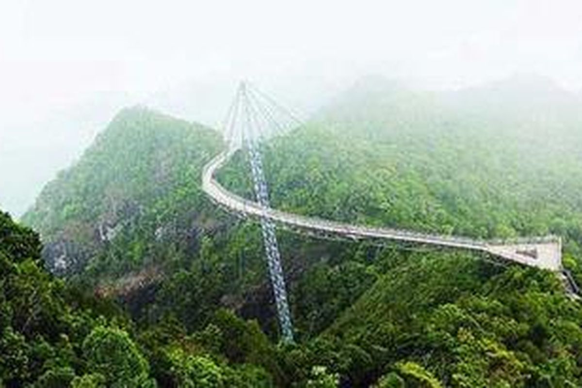 Jembatan langit (sky bridge) yang menjadi satu dengan kompleks kereta gantung (cable car), Langkawi, Malaysia.