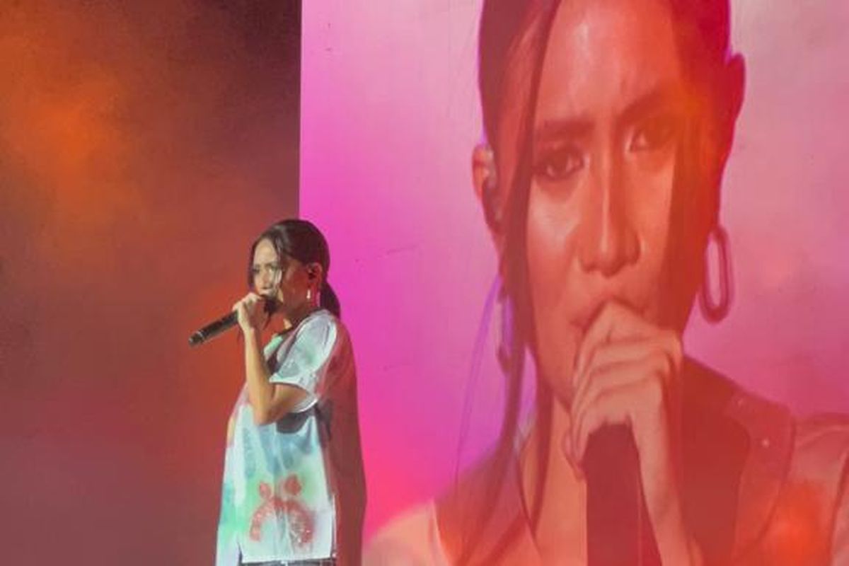 Penyanyi asal Indonesia, NIKI, menutup hari pertama Festival musik Head In The Clouds (HITC) Jakarta 2022 pada Sabtu (3/12/2022) di Community Park PIK 2, Jakarta Utara.