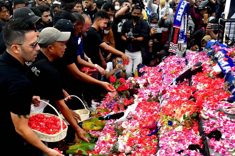 Pada Senin (3/10/2022), pemain dan ofisial Arema FC berdoa dan tabur bunga untuk korban tragedi Kanjuruhan yang terjadi usai laga pekan ke-11 Liga 1 2022-2023 antara Arema vs Persebaya Surabaya.