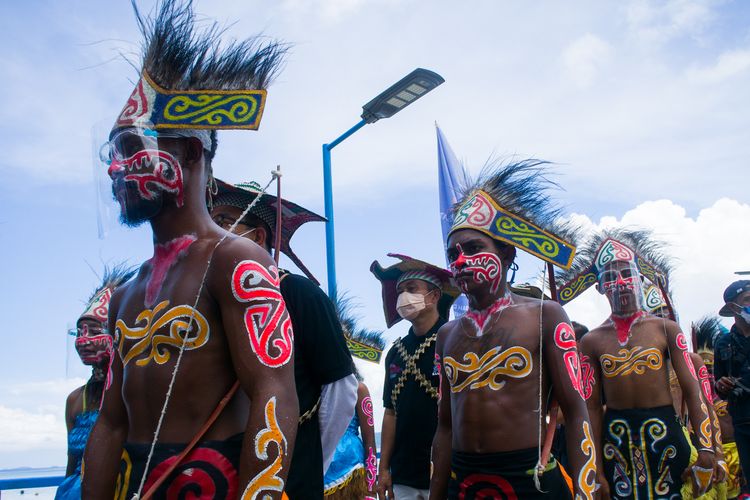 Tarian untuk menyambut wisatawan yang tiba di Desa Wisata Arborek, Kabupaten Raja Ampat, Papua Barat, Rabu (27/10/2021).