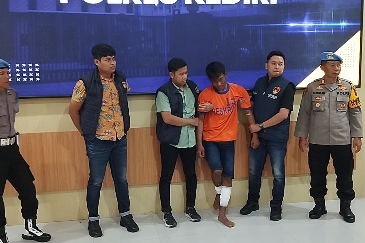 Tersangka pelaku pembunuhan sekeluarga di Desa Pandantoyo, Kecamatan Ngancar, Kabupaten Kediri, Jawa Timur, saat dihadirkan dalam konferensi pers di Mapolres Kediri, Jumat (6/12/2024).